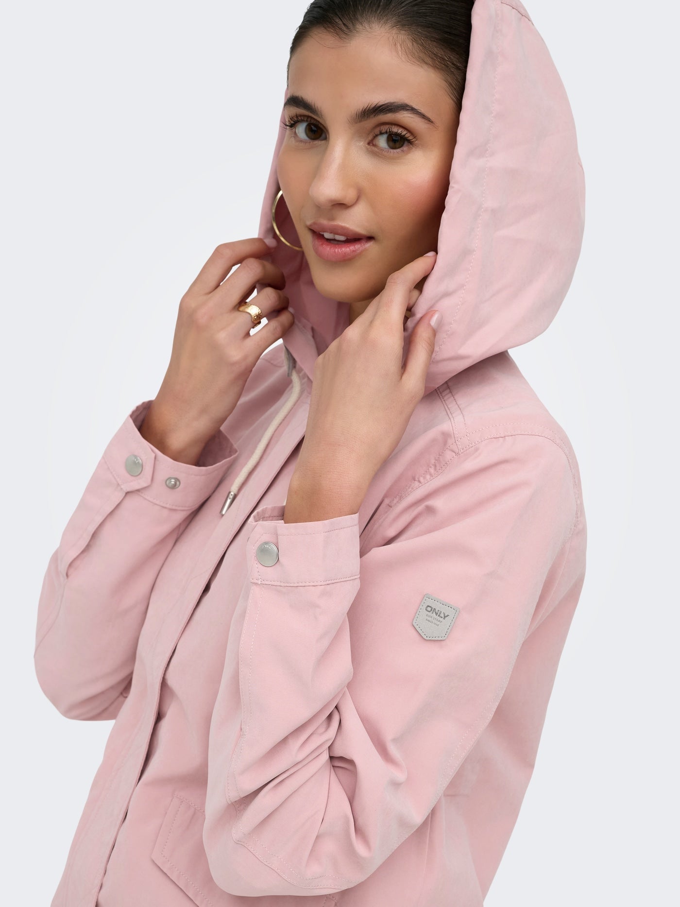 Chaqueta ONLY Skylar Misty Rose detalle de capucha