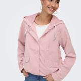 Chaqueta ONLY Skylar Misty Rose en modelo