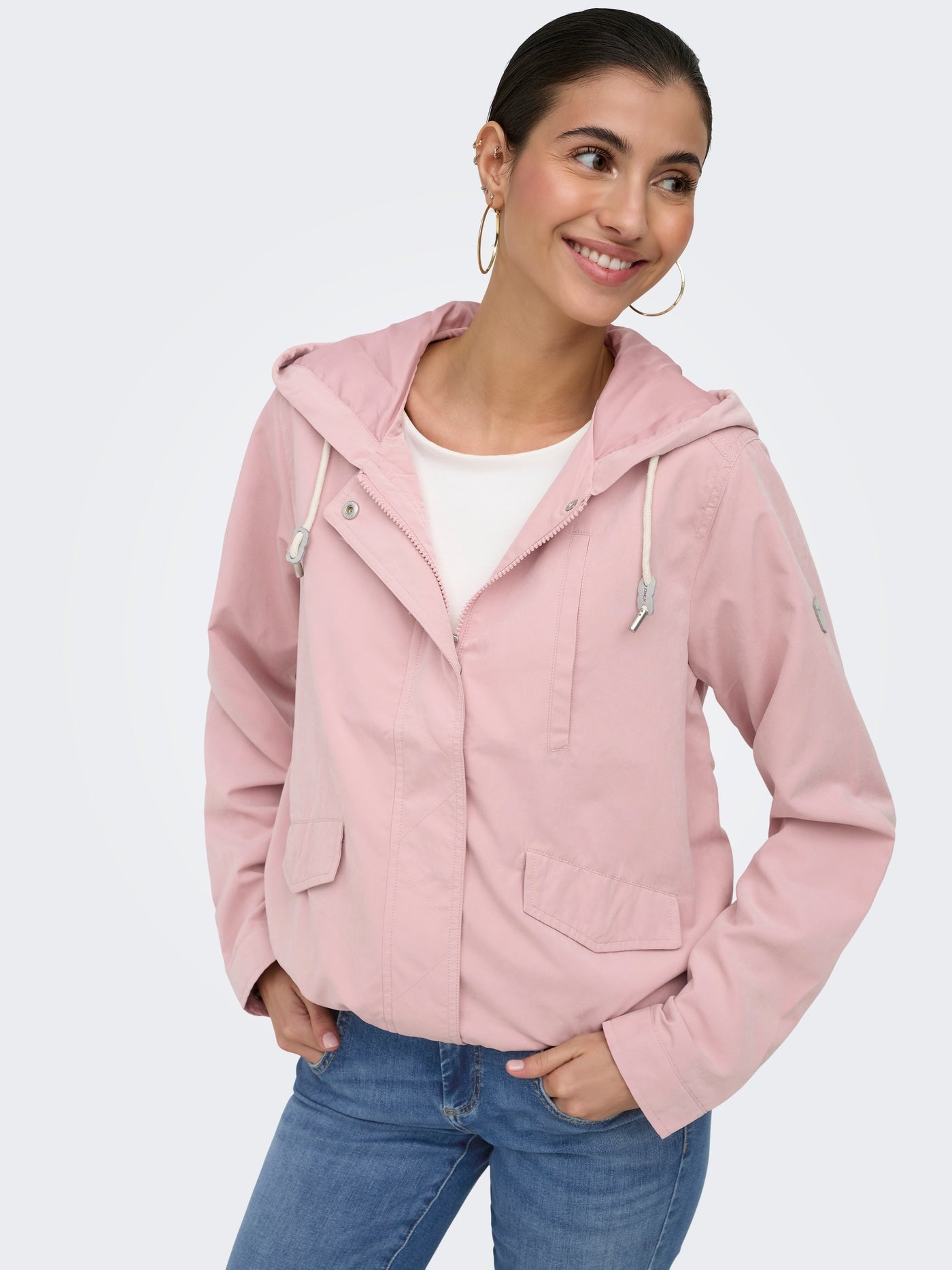 Chaqueta ONLY Skylar Misty Rose en modelo