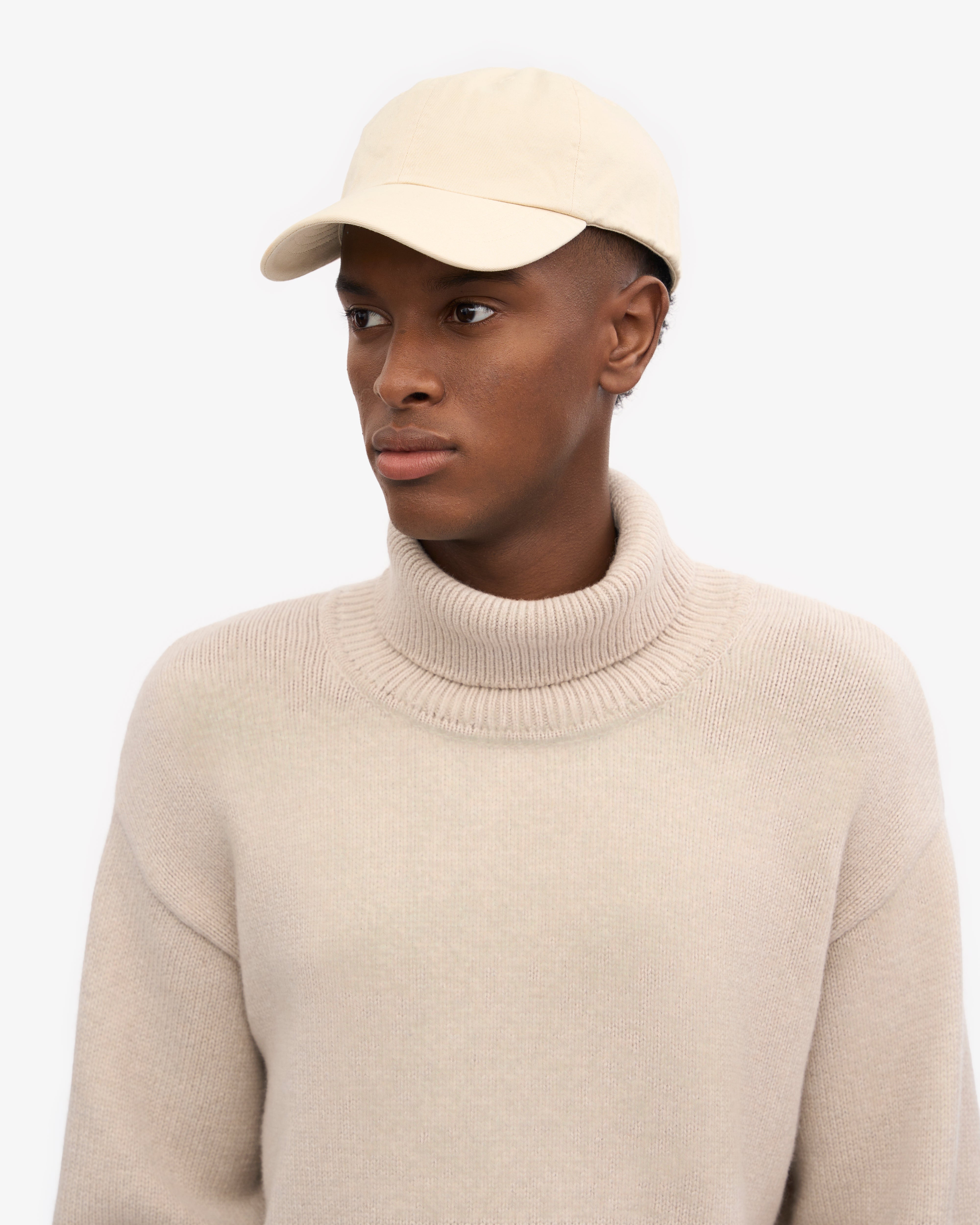 Gorra COLORFUL STANDARD de Algodón Orgánico Ivory White, vista frontal con modelo