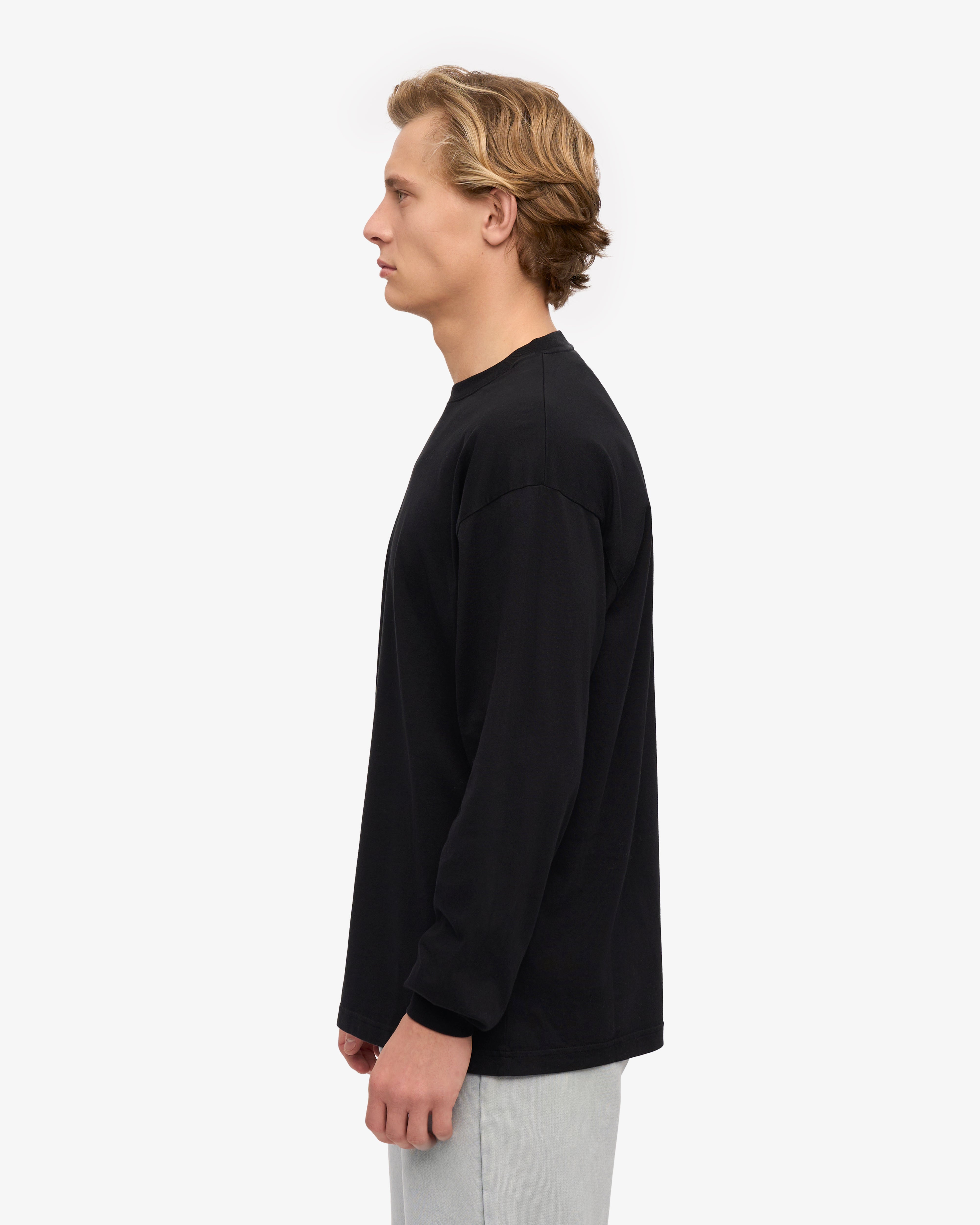 Camiseta Oversize Orgánica de Manga Larga COLORFUL STANDARD Deep Black, vista lateral con modelo