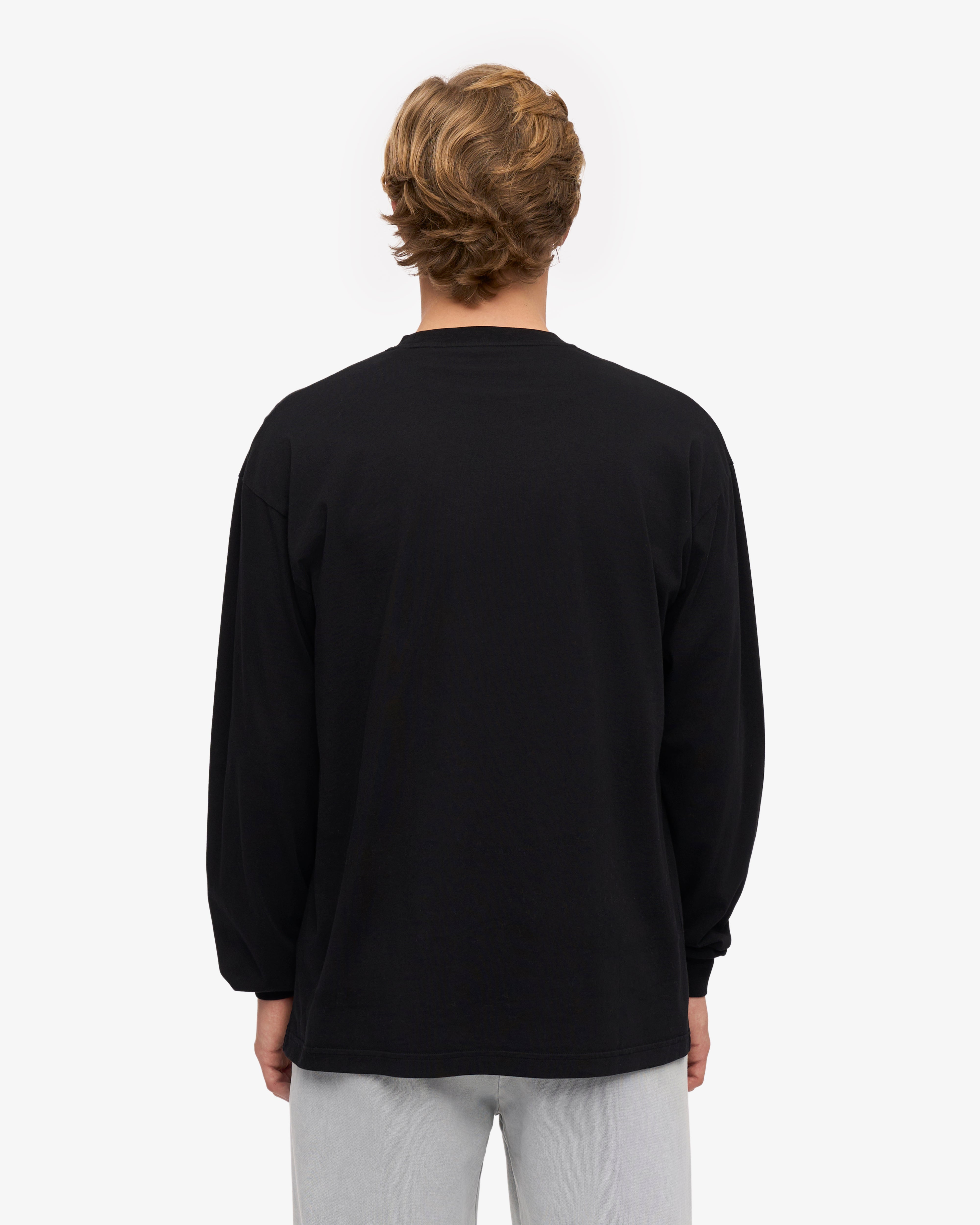 Camiseta Oversize Orgánica de Manga Larga COLORFUL STANDARD Deep Black, vista trasera con modelo