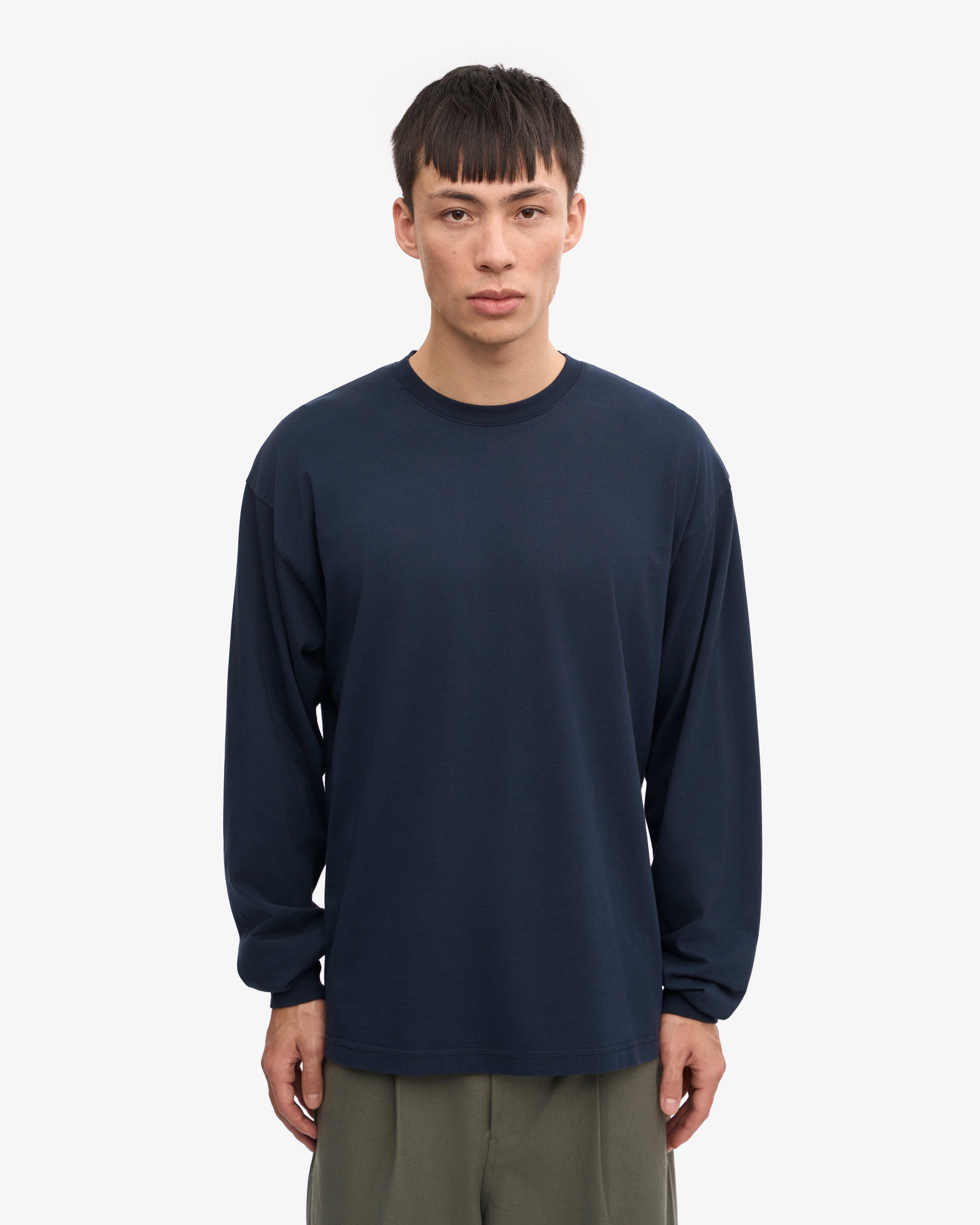 Camiseta Oversize Orgánica de Manga Larga COLORFUL STANDARD Navy Blue, vista frontal con modelo