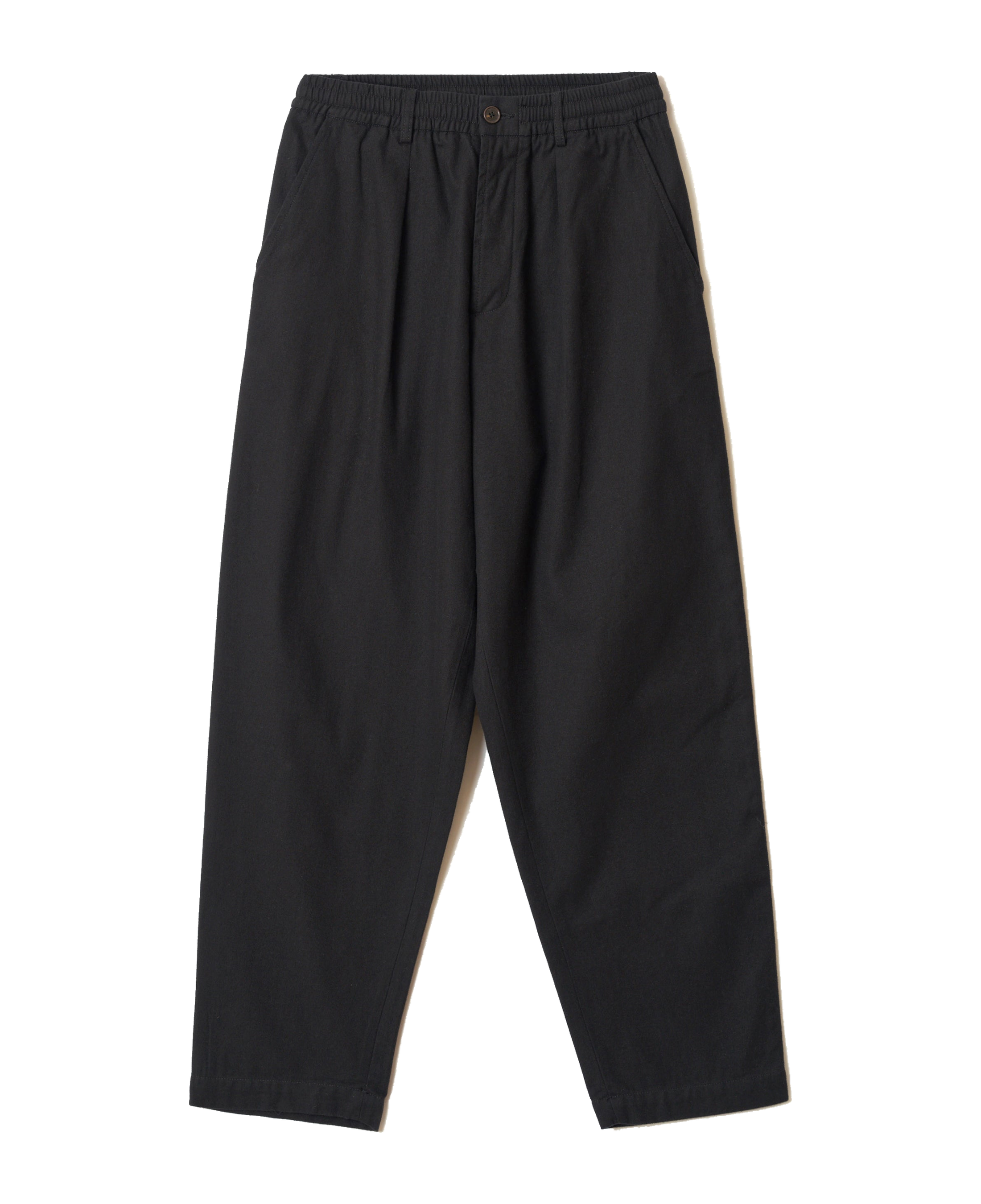 Pantalón UNIVERSAL WORKS Pleated Track Brushed Moleskin Black — vista frontal, fotografía original sin fondo