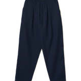 Pantalón UNIVERSAL WORKS Pleated Track Wool Herringbone Navy — vista frontal, fotografía original sin fondo