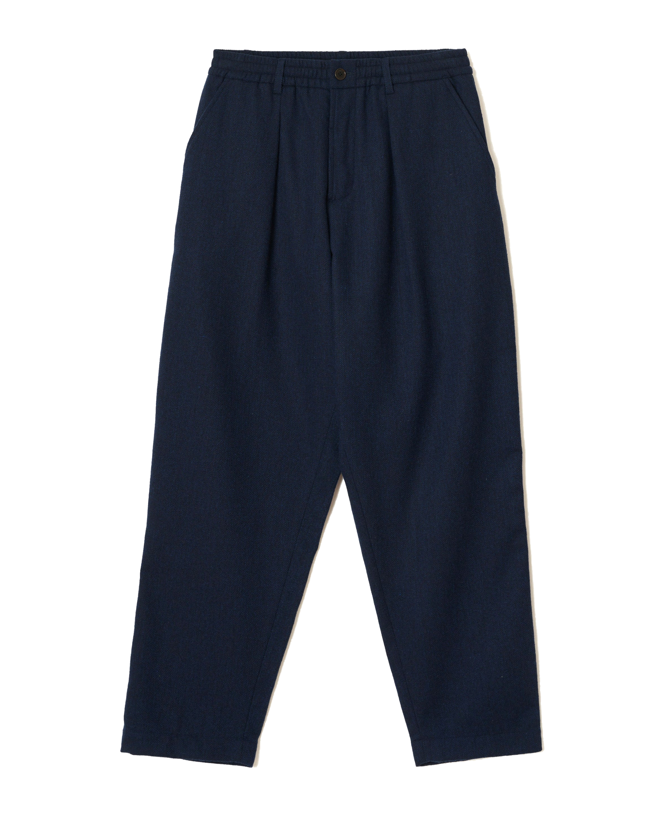 Pantalón UNIVERSAL WORKS Pleated Track Wool Herringbone Navy — vista frontal, fotografía original sin fondo