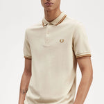 Polo Fred Perry M3600 Avena Caramelo Oscuro - ECRU