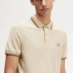 Polo Fred Perry M3600 Avena Caramelo Oscuro - ECRU