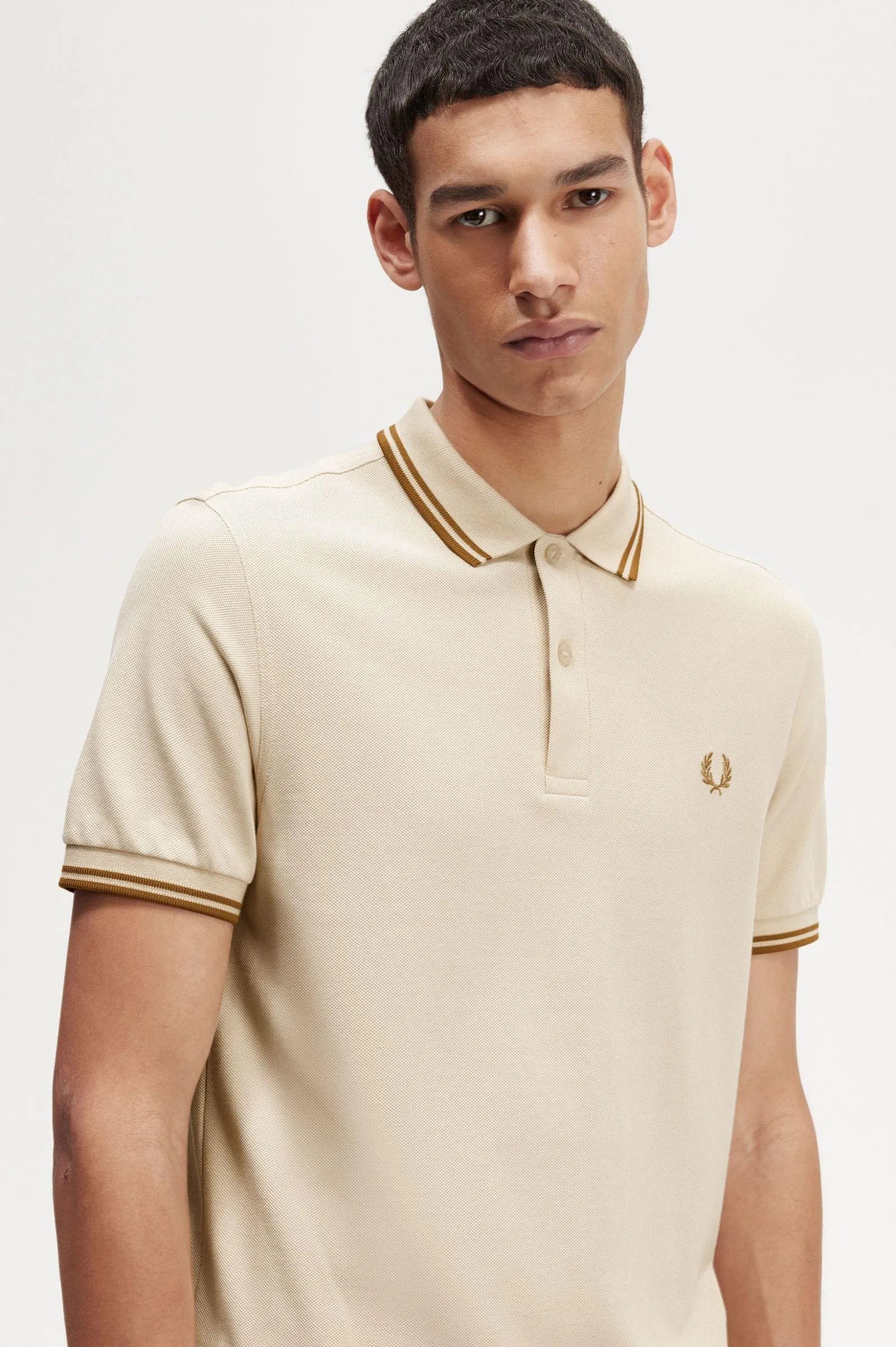 Polo Fred Perry M3600 Avena Caramelo Oscuro - ECRU