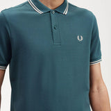 Polo Fred Perry M3600 Azul Petróleo Ostra Claro - ECRU
