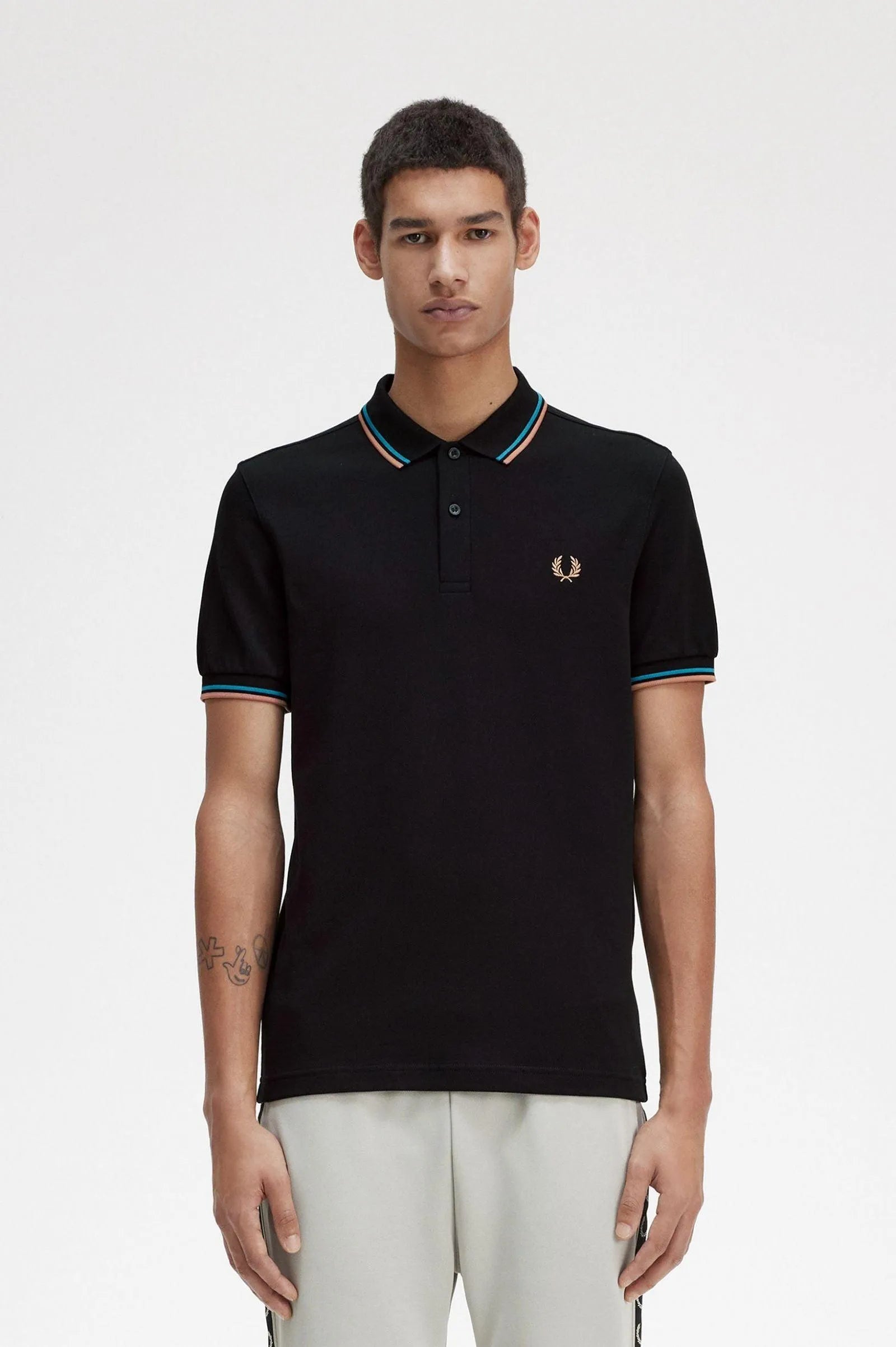 Polo Fred Perry M3600 Negro Azul cibernético Óxido claro - ECRU