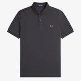 Polo Fred Perry M6000 Gris Ancla Caramelo Oscuro - ECRU