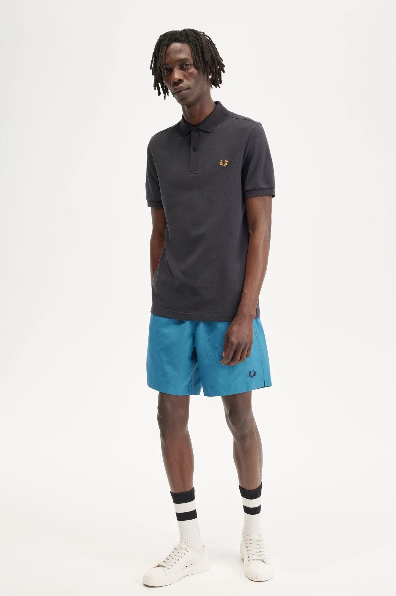 Polo Fred Perry M6000 Gris Ancla Caramelo Oscuro - ECRU