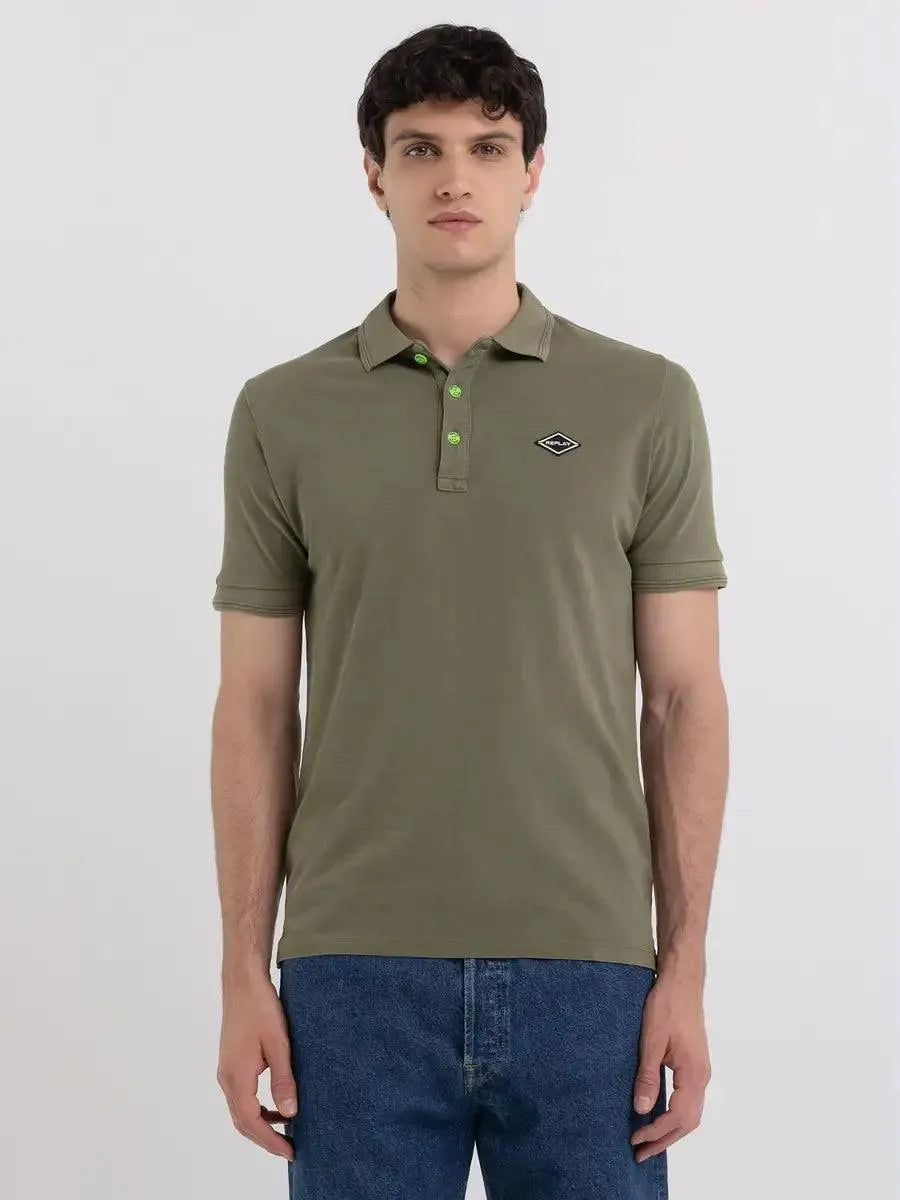 Polo Replay con Estampado y Botones en Contraste Verde - ECRU