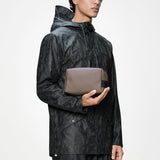 Neceser Rains Wash Bag Small Cinder – imagen oficial 5