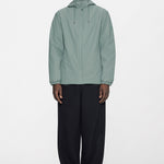 Chaqueta Rains Lohja Sage – imagen oficial 1