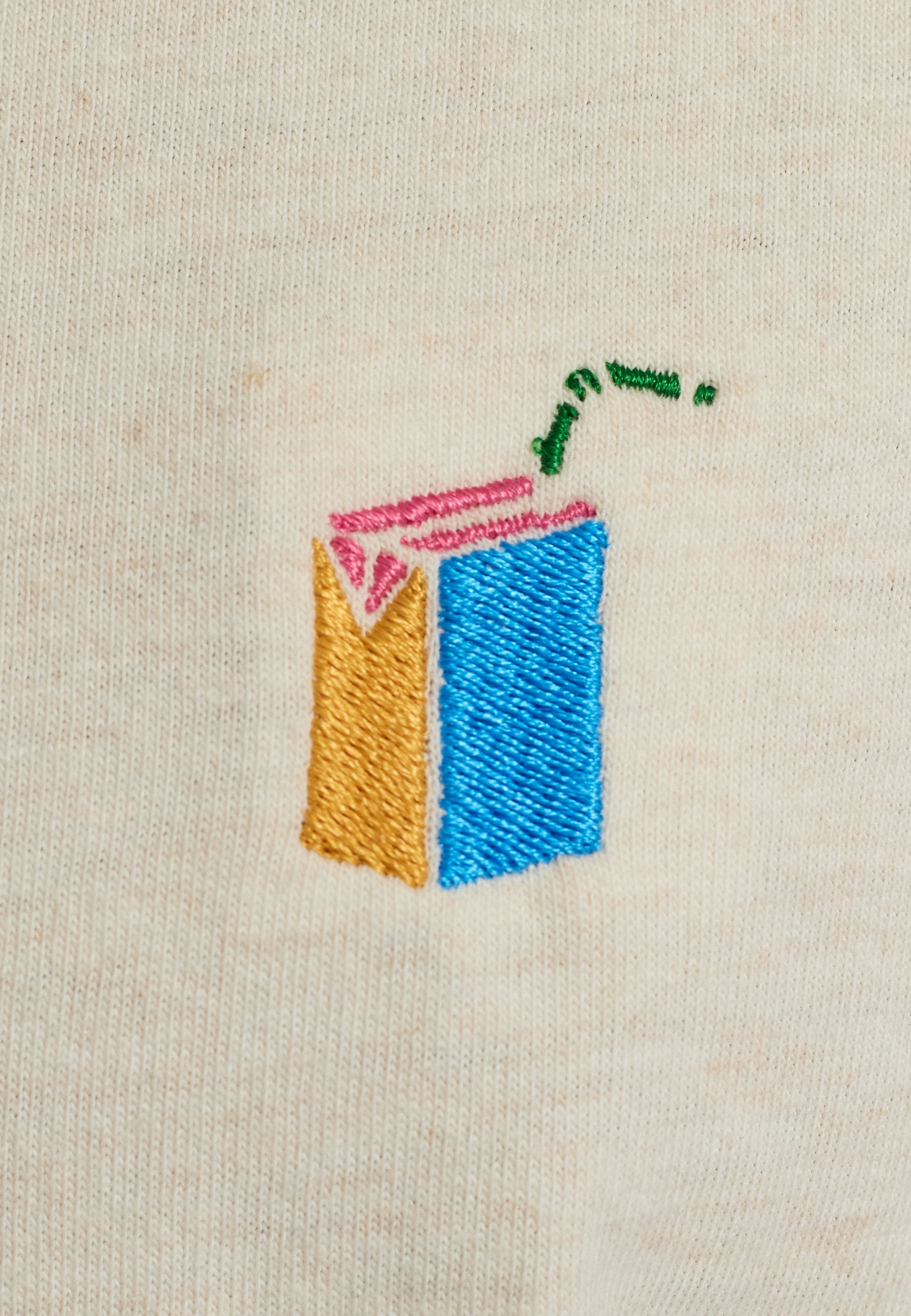 Camiseta REVOLUTION Application Juice Blanco Roto Jaspeado, detalle bordado