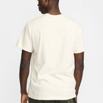Camiseta REVOLUTION Application Juice Blanco Roto Jaspeado, modelo espalda