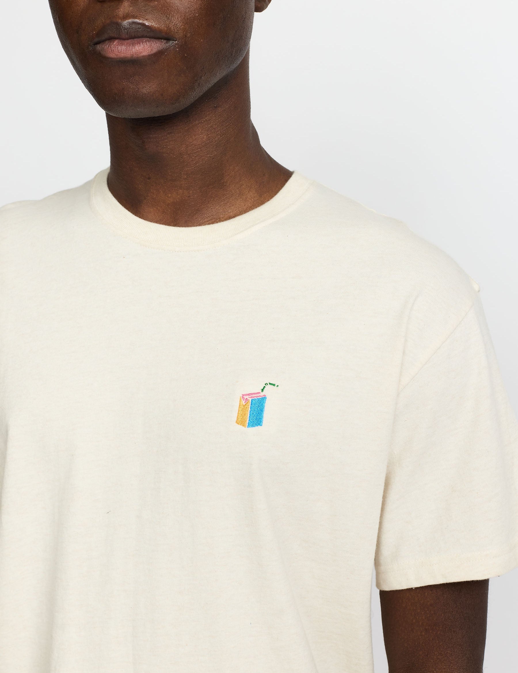 Camiseta REVOLUTION Application Juice Blanco Roto Jaspeado, modelo pecho