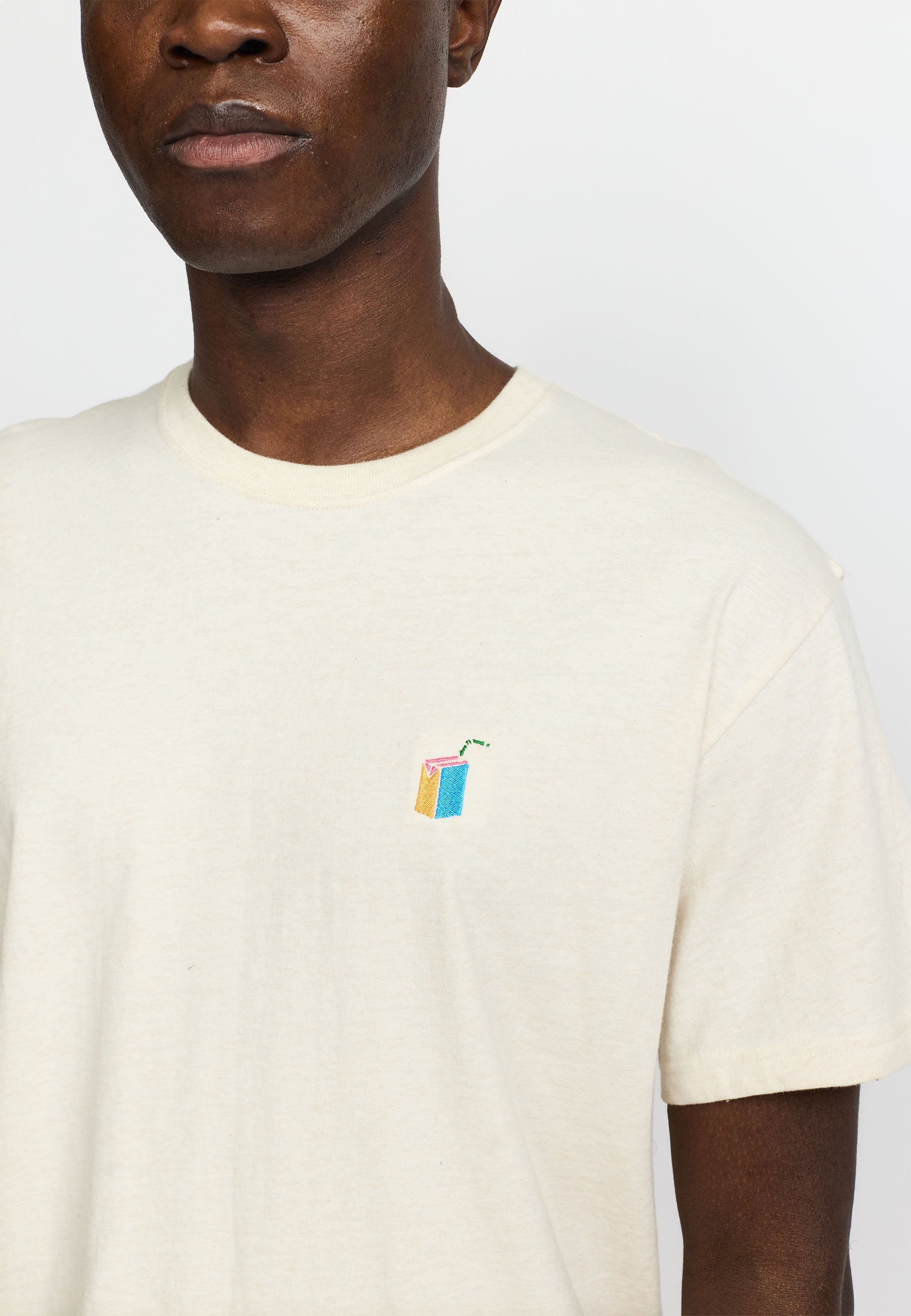Camiseta REVOLUTION Application Juice Blanco Roto Jaspeado, modelo pecho