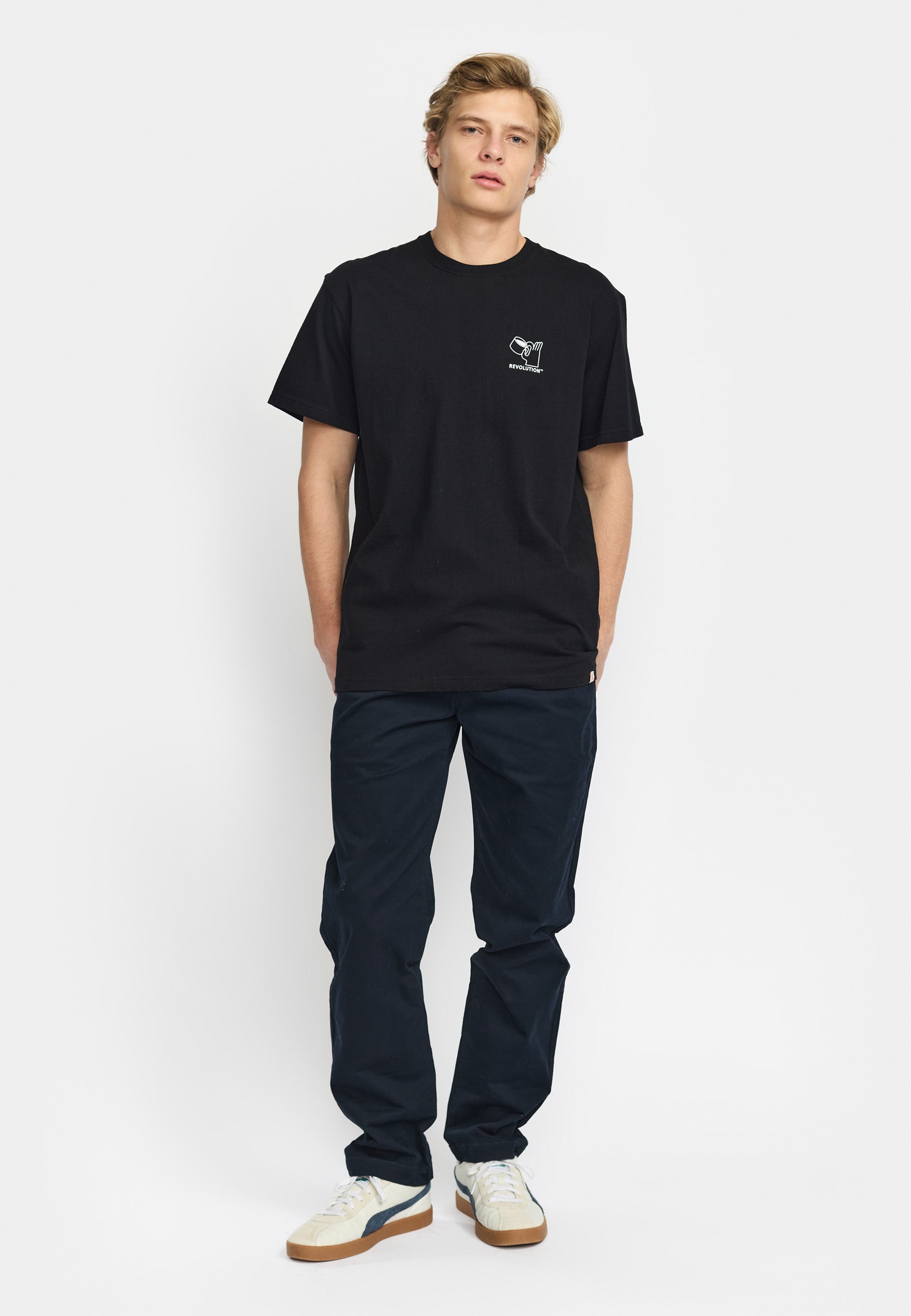 Camiseta REVOLUTION Espresso Negro, modelo completo