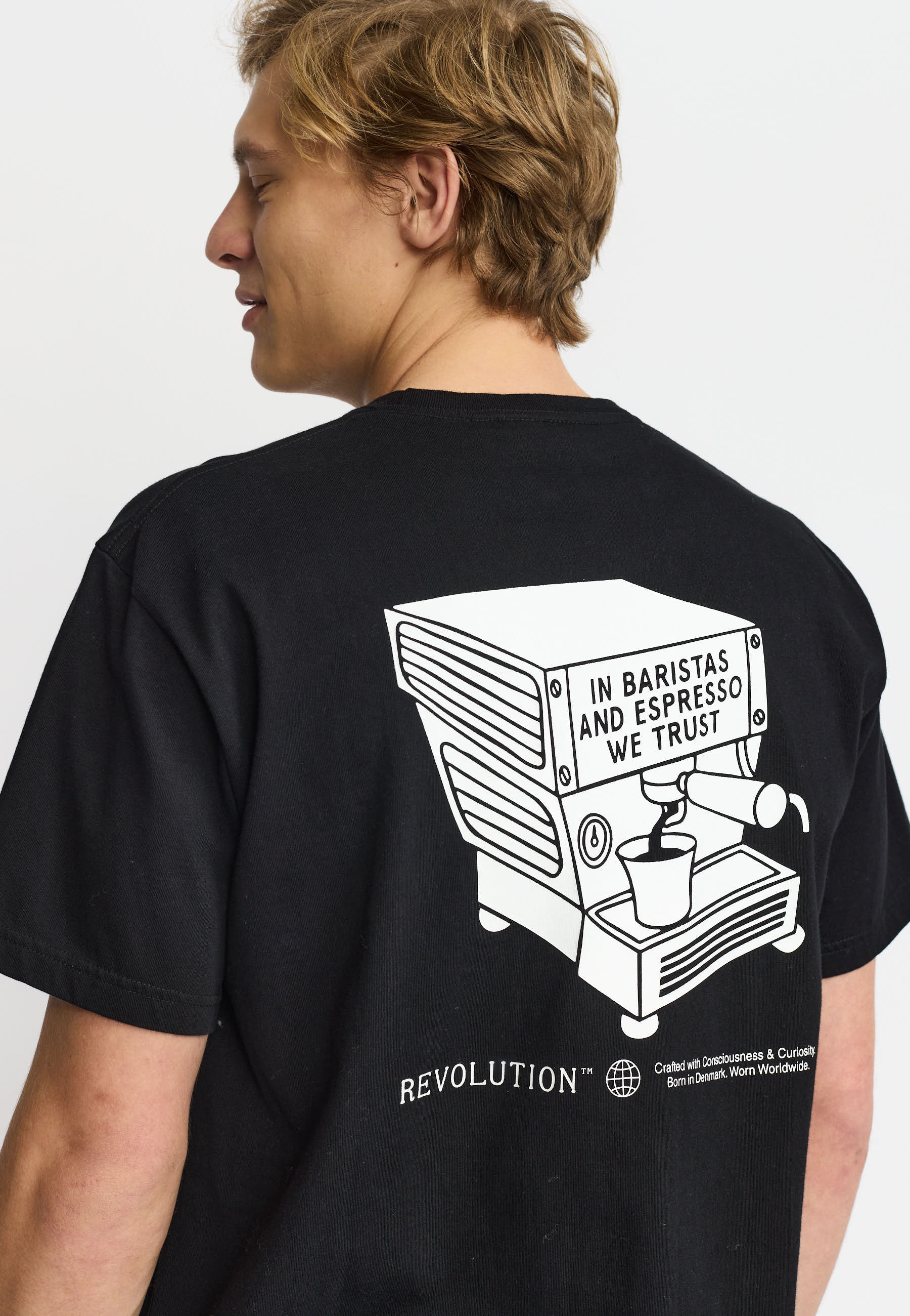 Camiseta REVOLUTION Espresso Negro, modelo espalda detalle