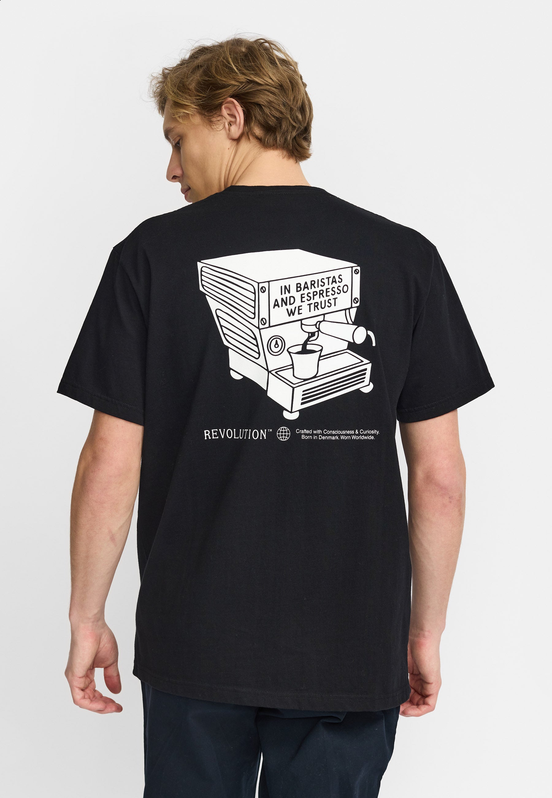 Camiseta REVOLUTION Espresso Negro, modelo espalda