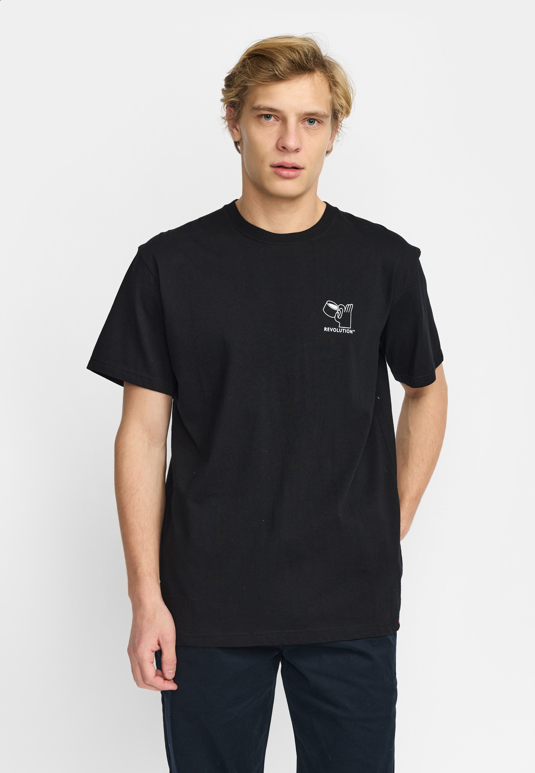 Camiseta REVOLUTION Espresso Negro, modelo frontal