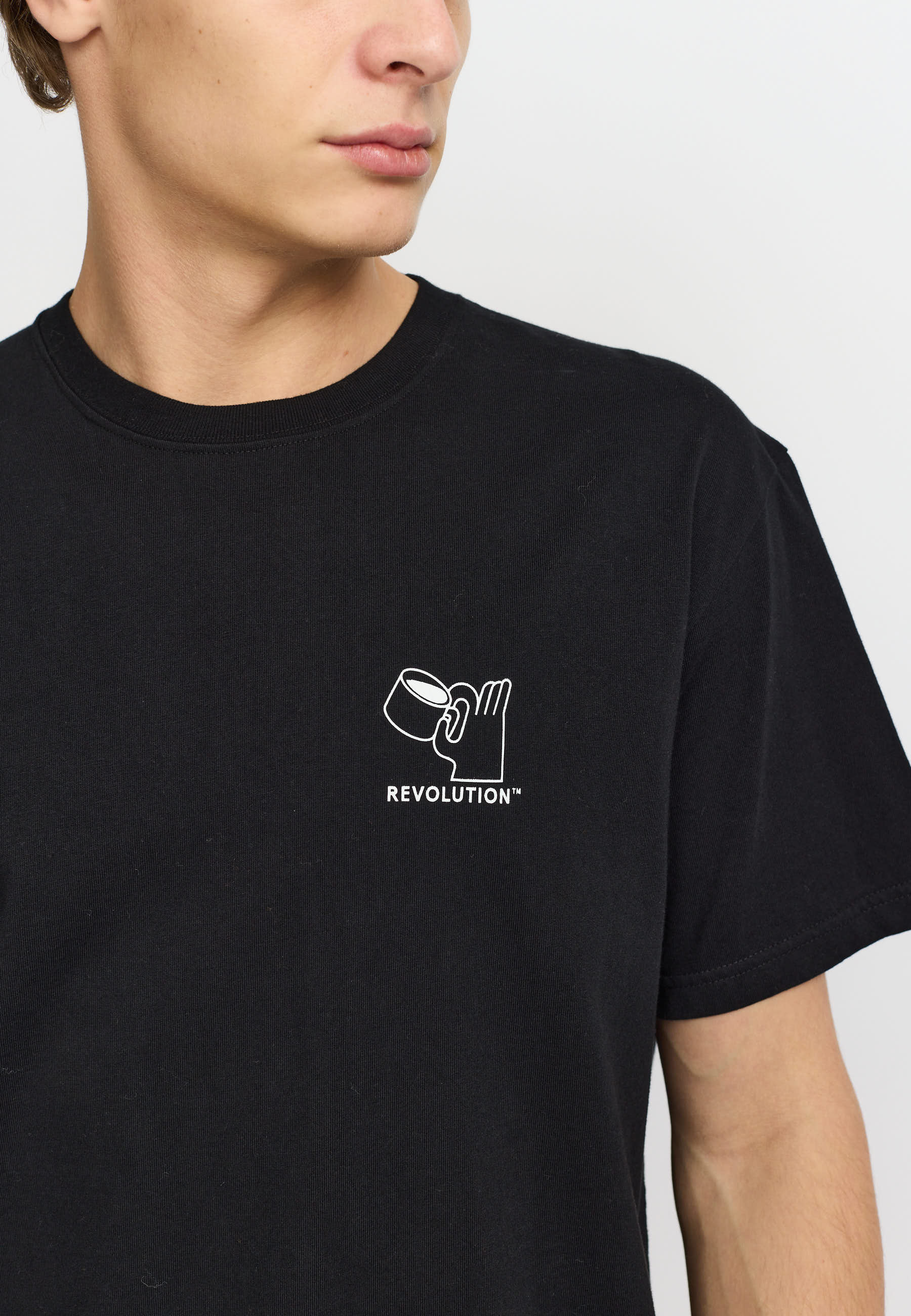 Camiseta REVOLUTION Espresso Negro, modelo pecho