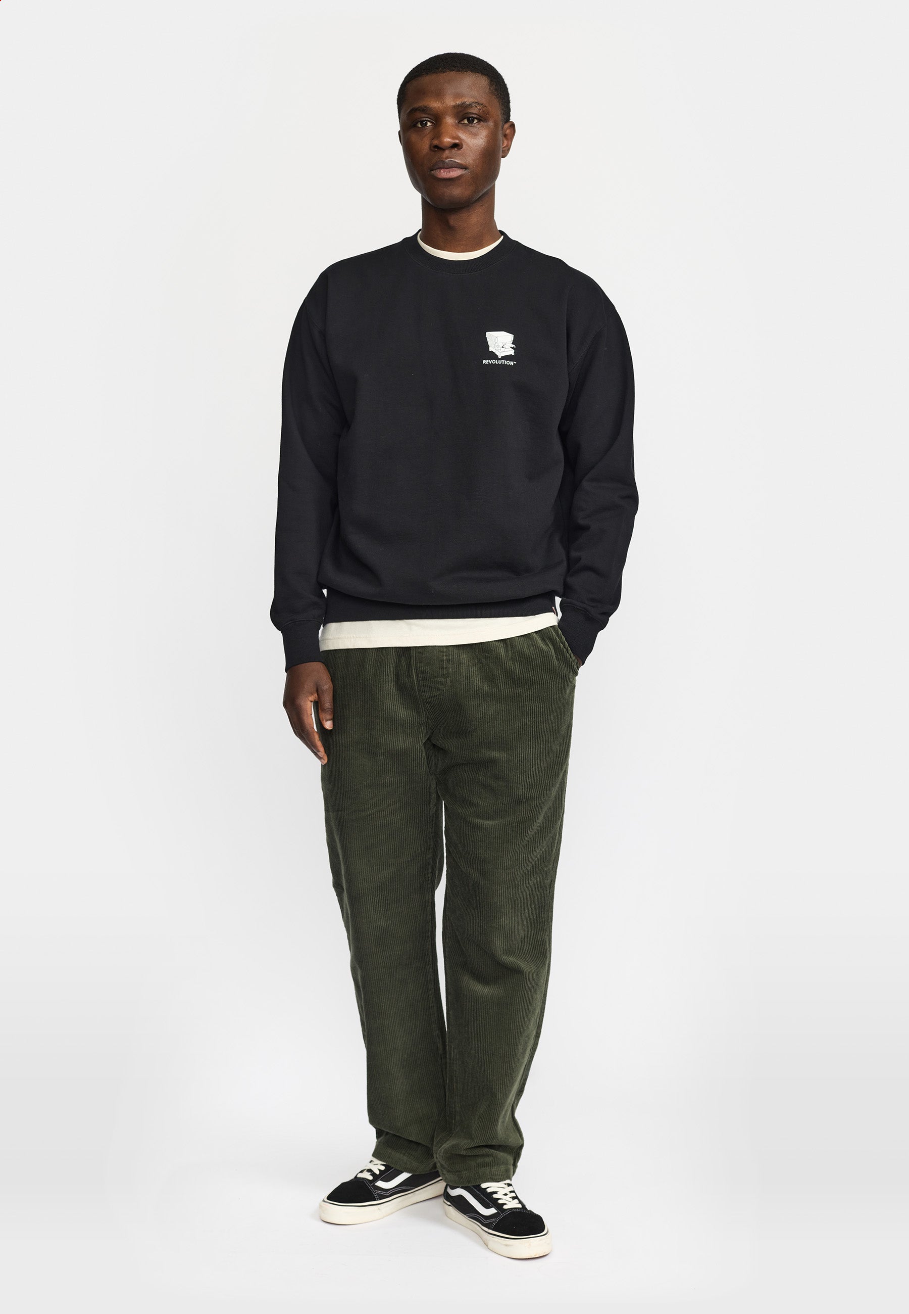 Sudadera REVOLUTION Coffee & Croissant Negro, modelo completo