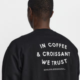 Sudadera REVOLUTION Coffee & Croissant Negro, modelo espalda detalle