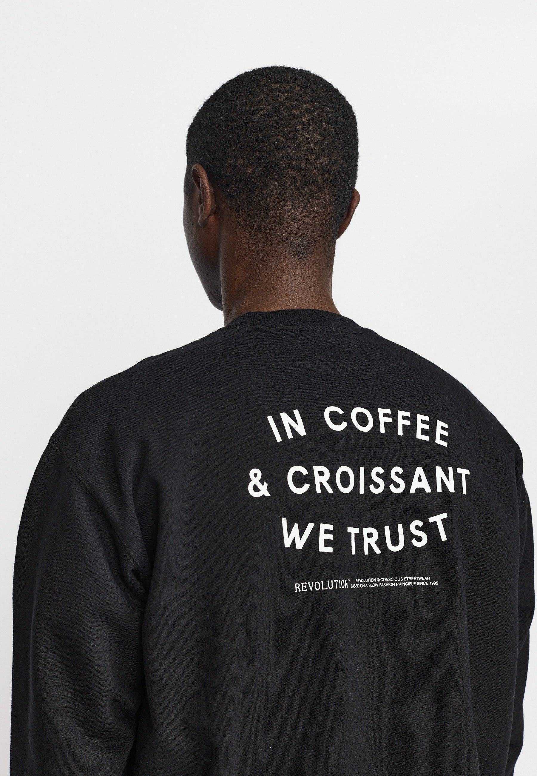 Sudadera REVOLUTION Coffee & Croissant Negro, modelo espalda detalle