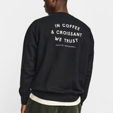 Sudadera REVOLUTION Coffee & Croissant Negro, modelo espalda