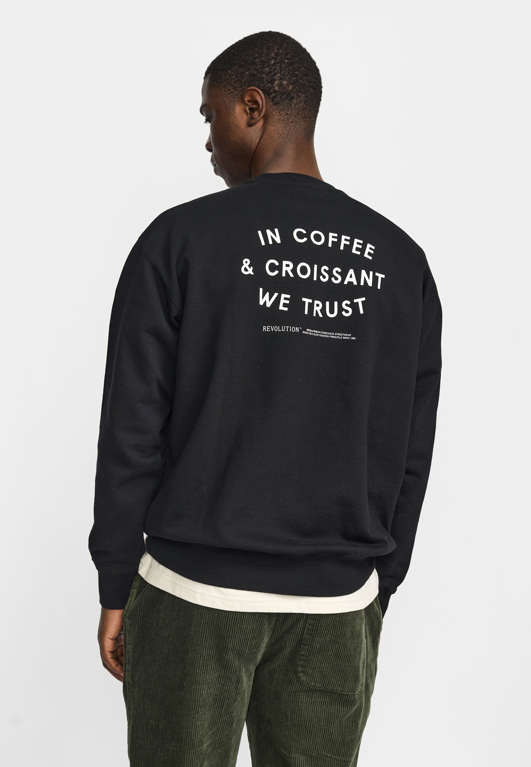 Sudadera REVOLUTION Coffee & Croissant Negro, modelo espalda