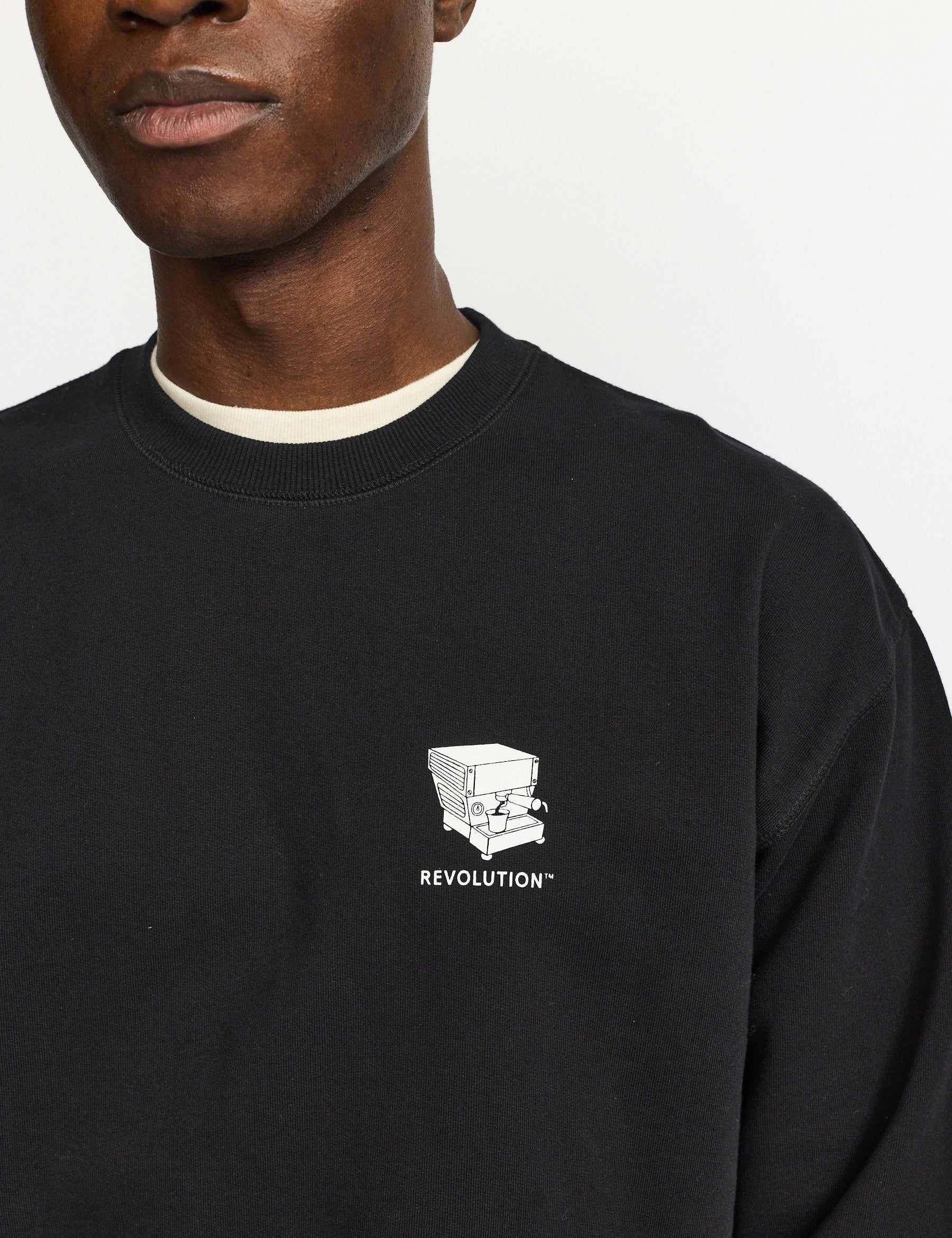 Sudadera REVOLUTION Coffee & Croissant Negro, modelo pecho