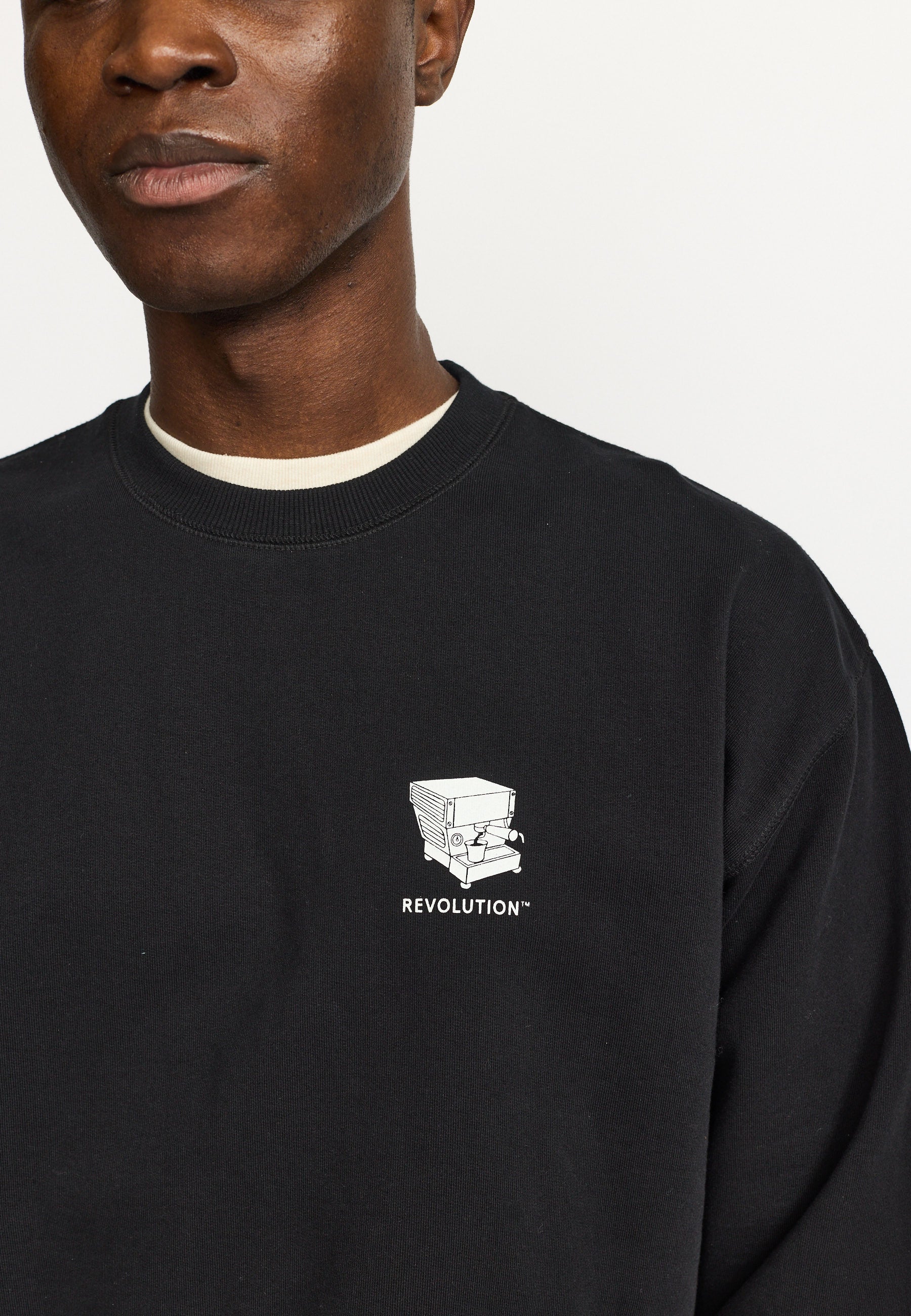 Sudadera REVOLUTION Coffee & Croissant Negro, modelo pecho