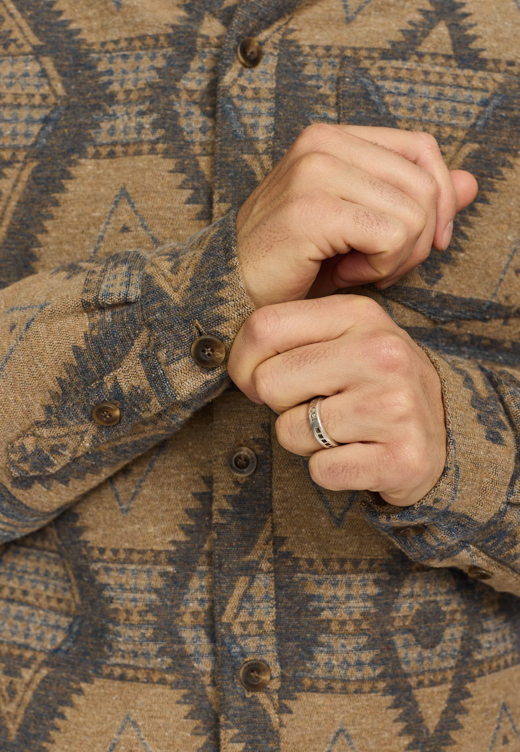Camisa REVOLUTION Casual Shirt 3280 Azul y Caqui, detalle punos