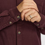 Camisa REVOLUTION Garment Dyed 3997 Burdeos Oscuro, detalle punos