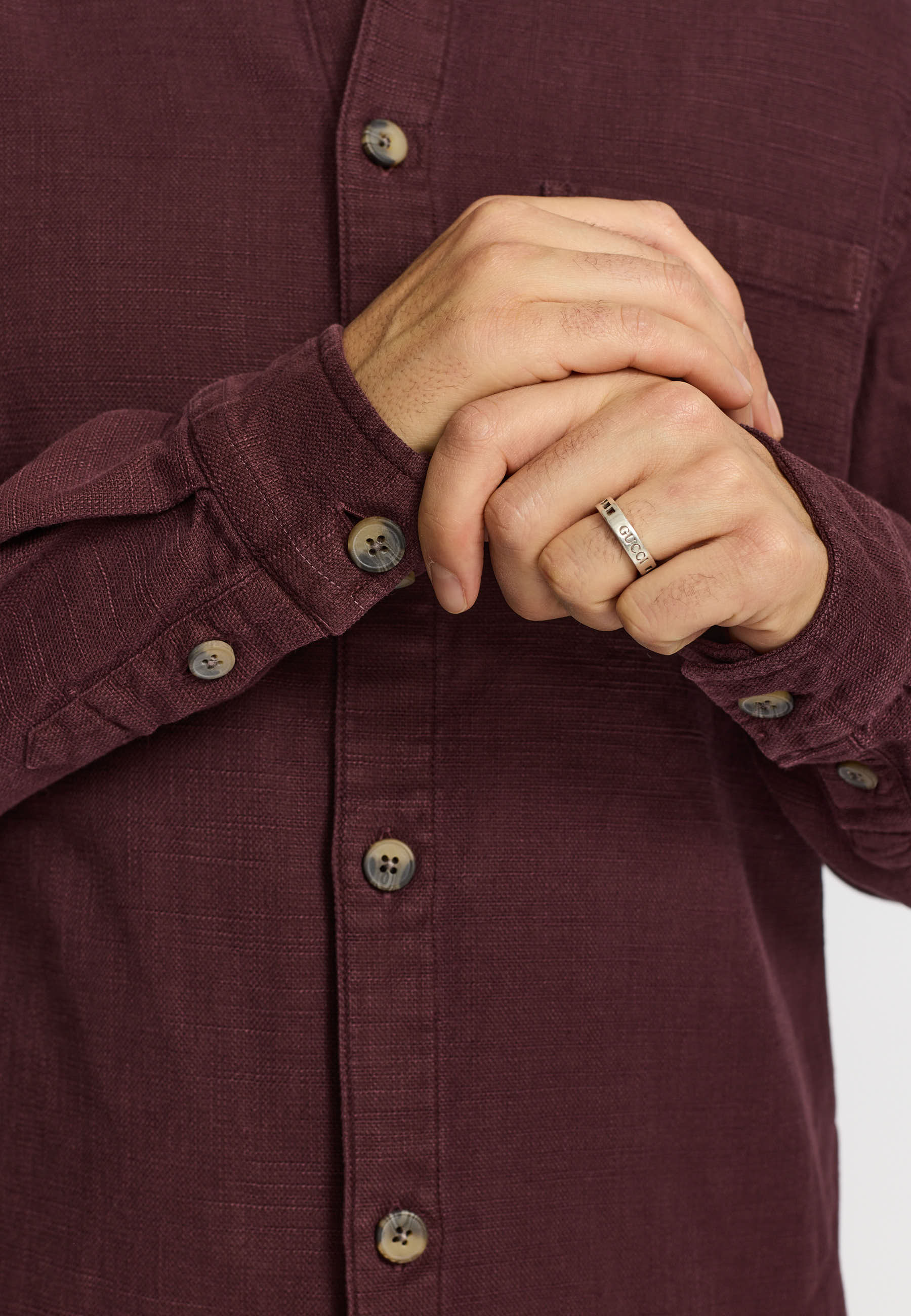 Camisa REVOLUTION Garment Dyed 3997 Burdeos Oscuro, detalle punos