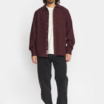 Camisa REVOLUTION Garment Dyed 3997 Burdeos Oscuro, modelo completo