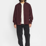 Camisa REVOLUTION Garment Dyed 3997 Burdeos Oscuro, modelo completo