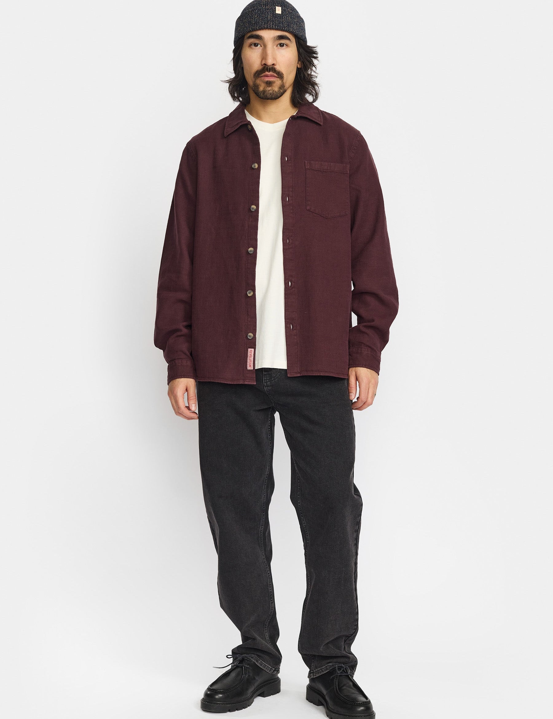 Camisa REVOLUTION Garment Dyed 3997 Burdeos Oscuro, modelo completo