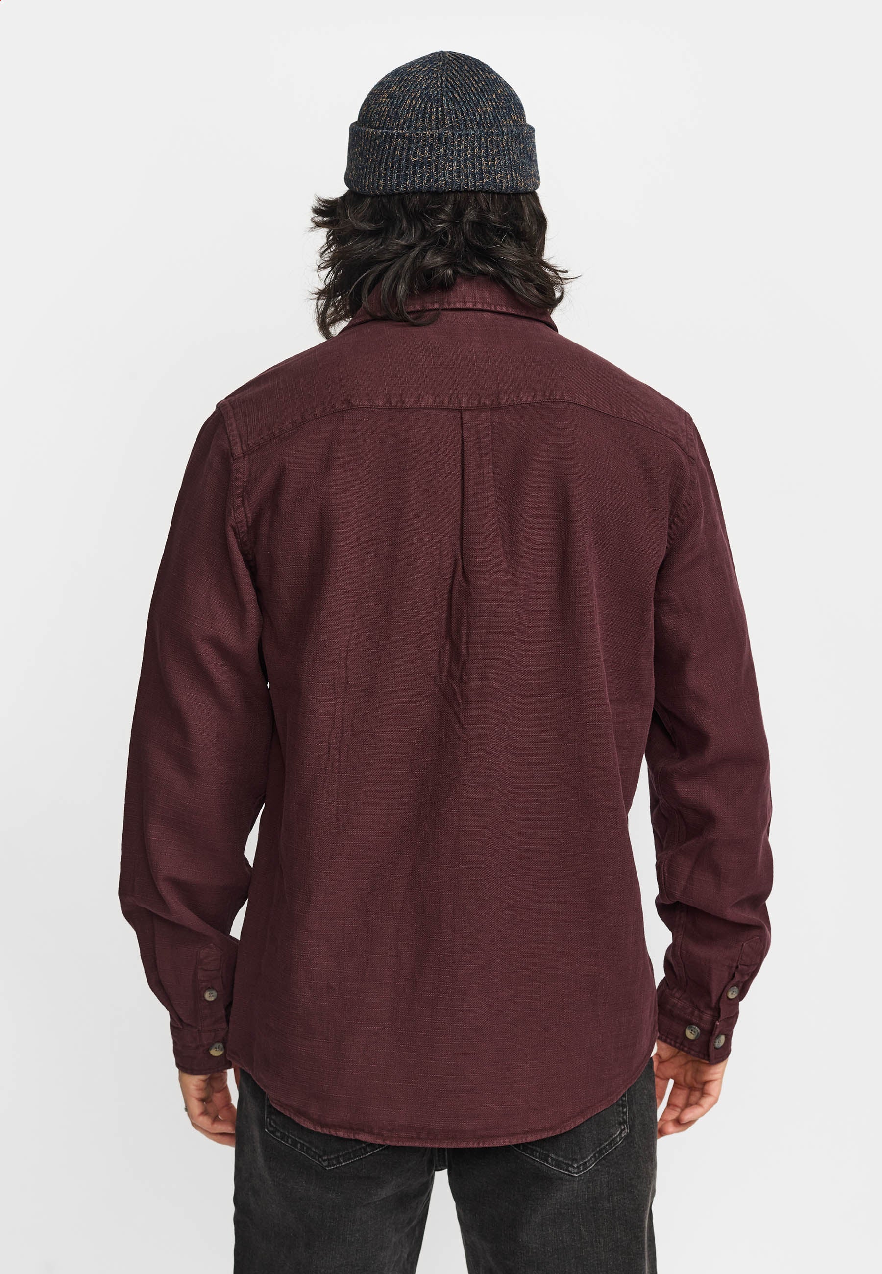 Camisa REVOLUTION Garment Dyed 3997 Burdeos Oscuro, modelo espalda
