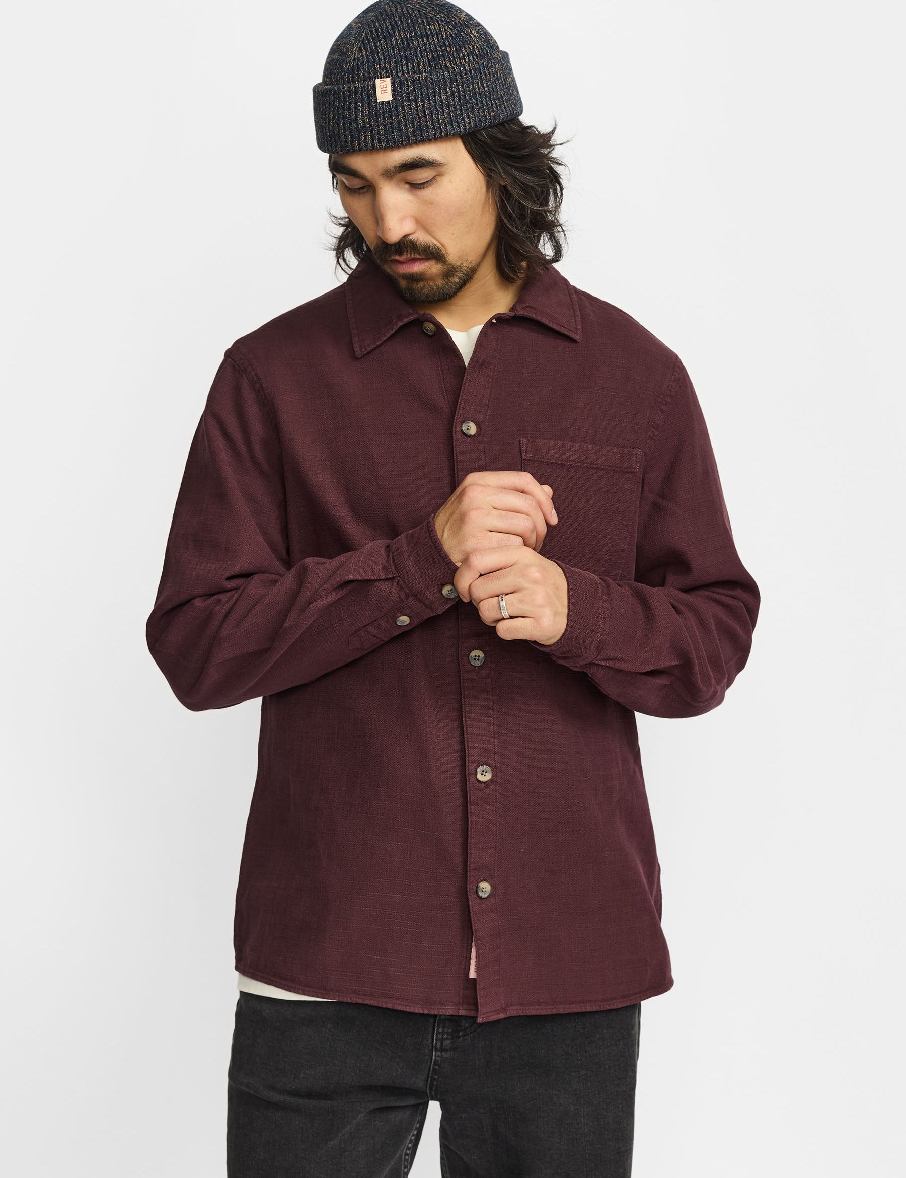 Camisa REVOLUTION Garment Dyed 3997 Burdeos Oscuro, modelo frontal