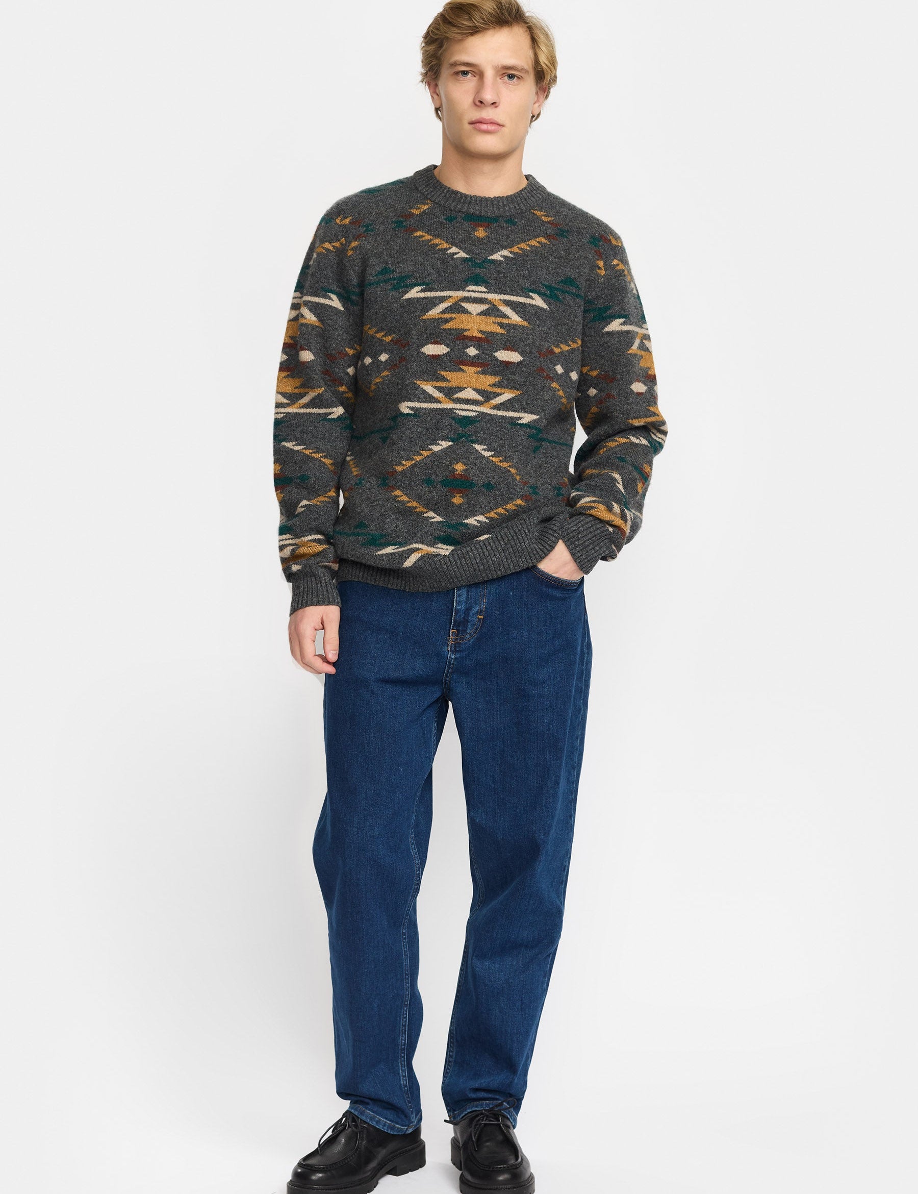 Jersey REVOLUTION Jacquard Knit 6626 Gris Oscuro Multicolor, modelo completo