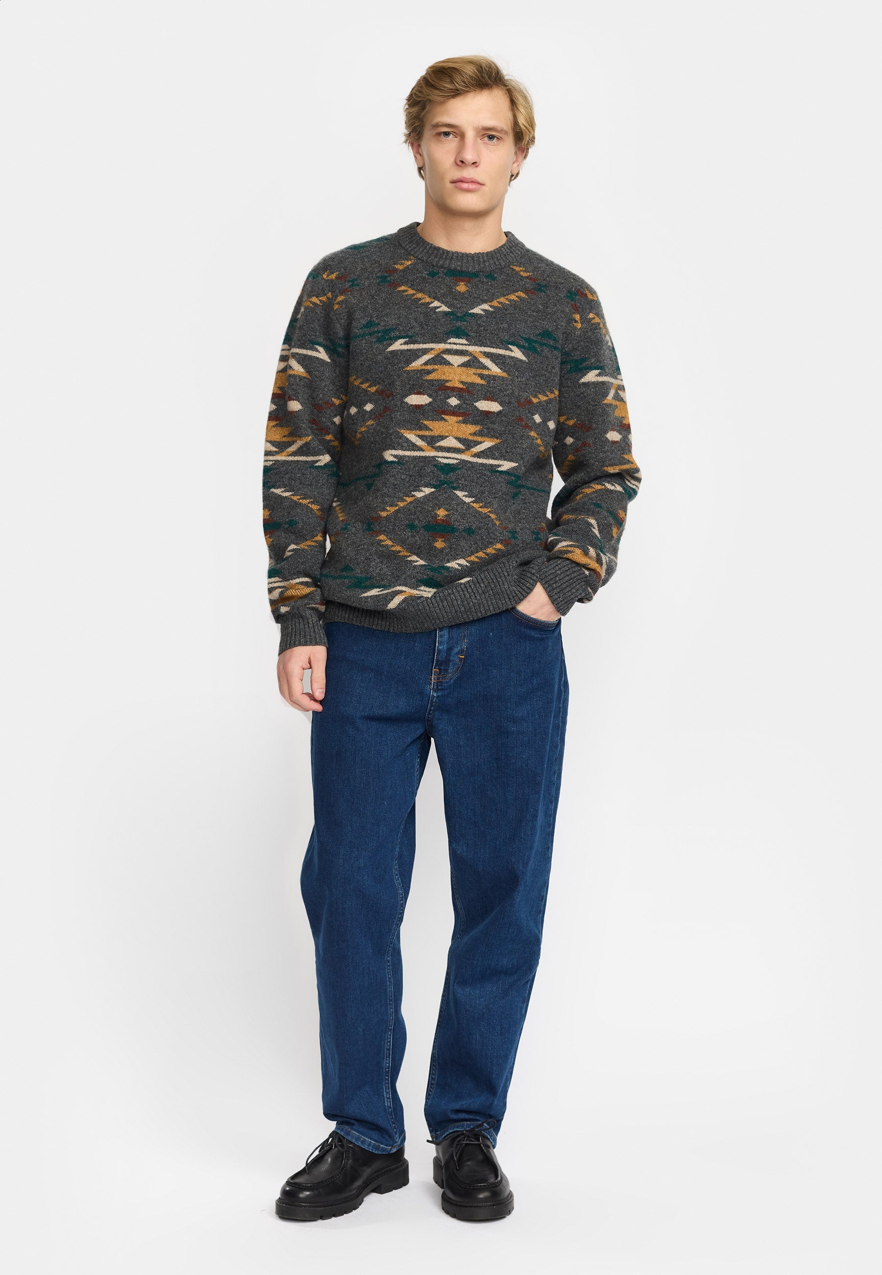 Jersey REVOLUTION Jacquard Knit 6626 Gris Oscuro Multicolor, modelo completo