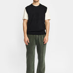 Chaleco REVOLUTION Knit Vest 6630 Negro, modelo completo