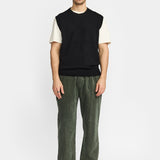 Chaleco REVOLUTION Knit Vest 6630 Negro, modelo completo