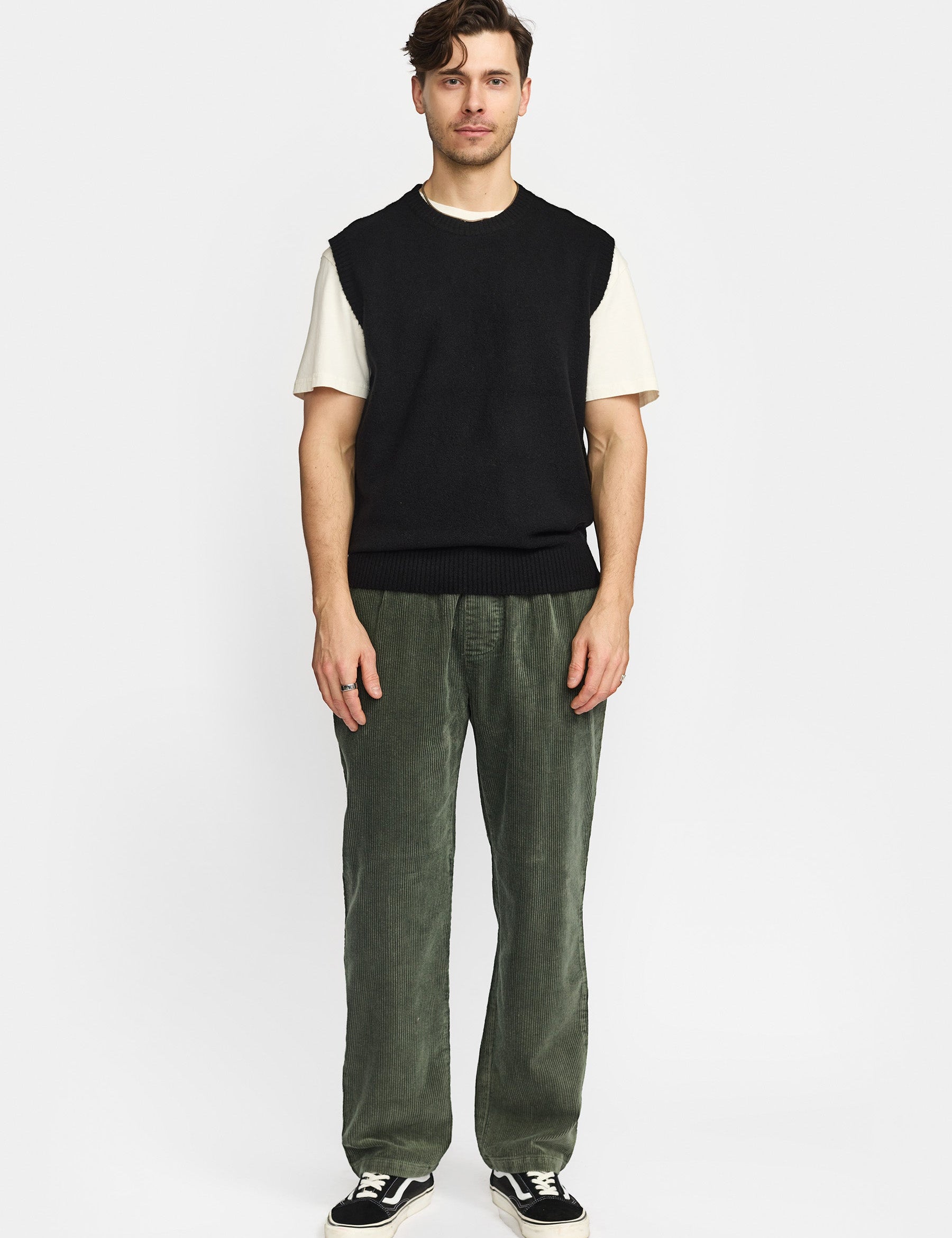 Chaleco REVOLUTION Knit Vest 6630 Negro, modelo completo