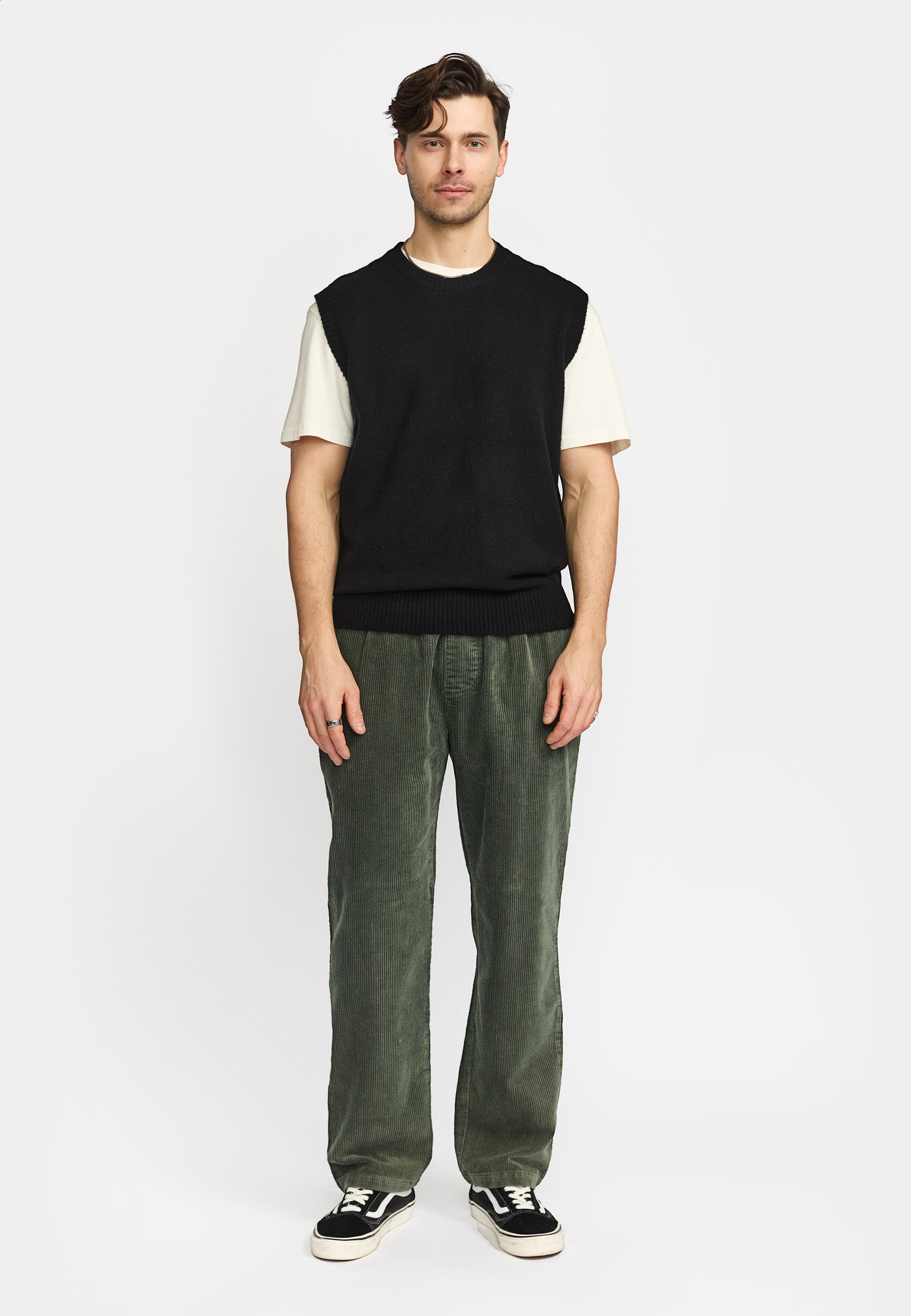 Chaleco REVOLUTION Knit Vest 6630 Negro, modelo completo
